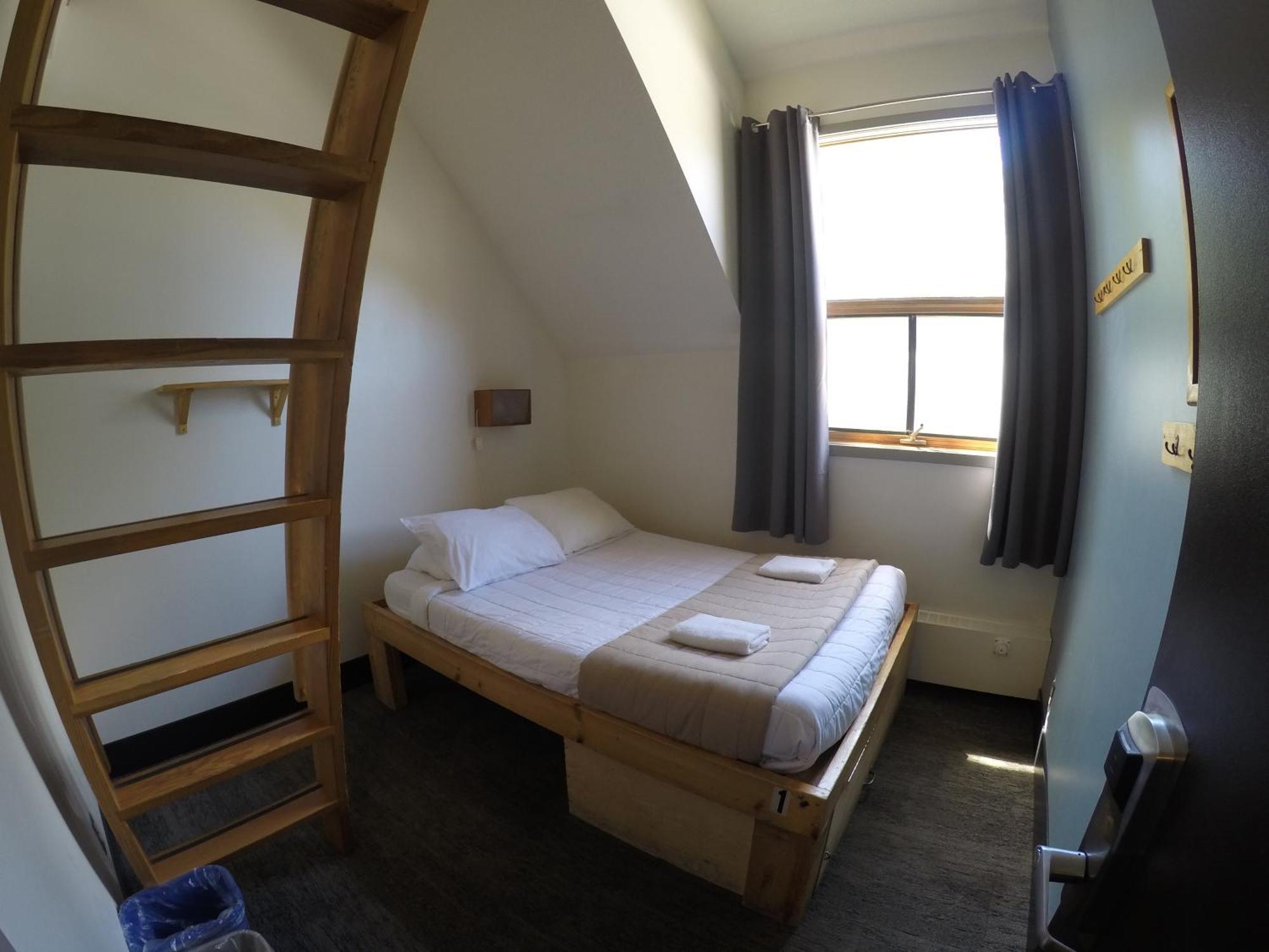 Hi Lake Louise Alpine Centre - Hostel Exterior photo